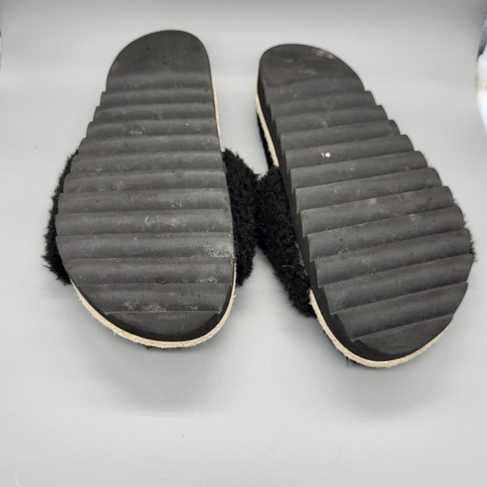 ROAM Red Lips Fuzzy Slides - Picture 4 of 12